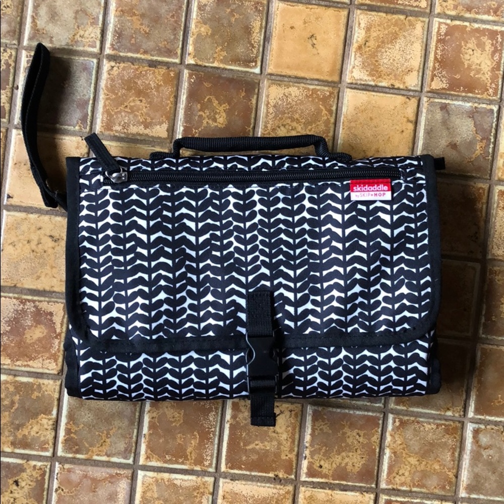 NWOT Skidaddle diaper changing station